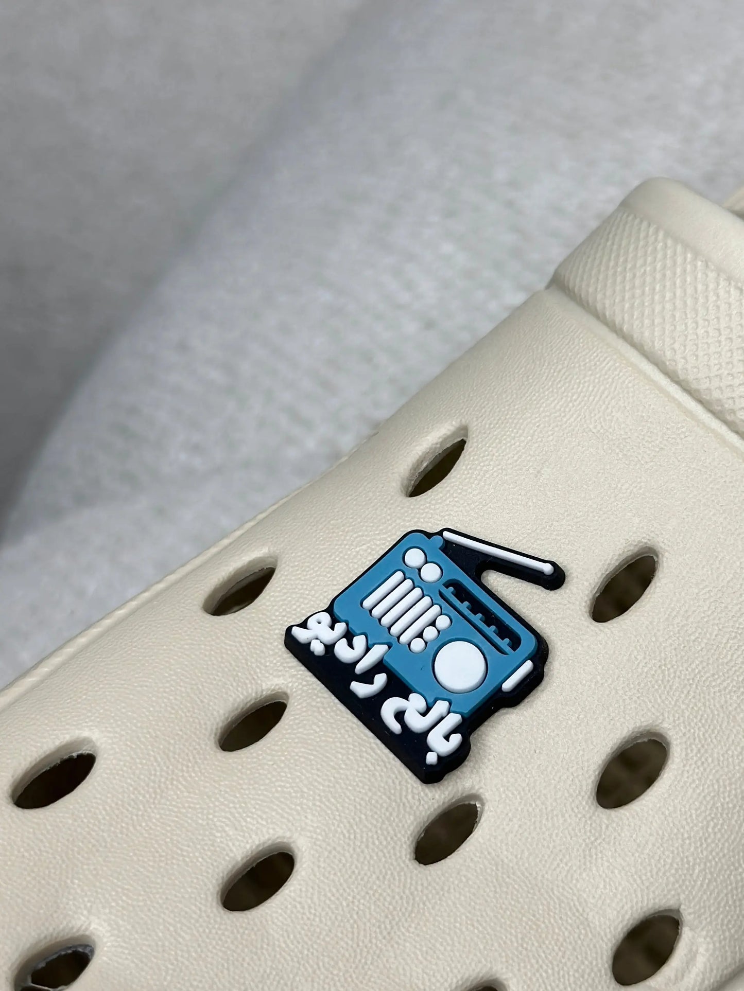 Pins crocs radio ZINA